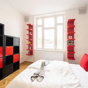 Stylovy S Cervenou Pohovkou Kousek Od Hlavniho Nadrazi Brno